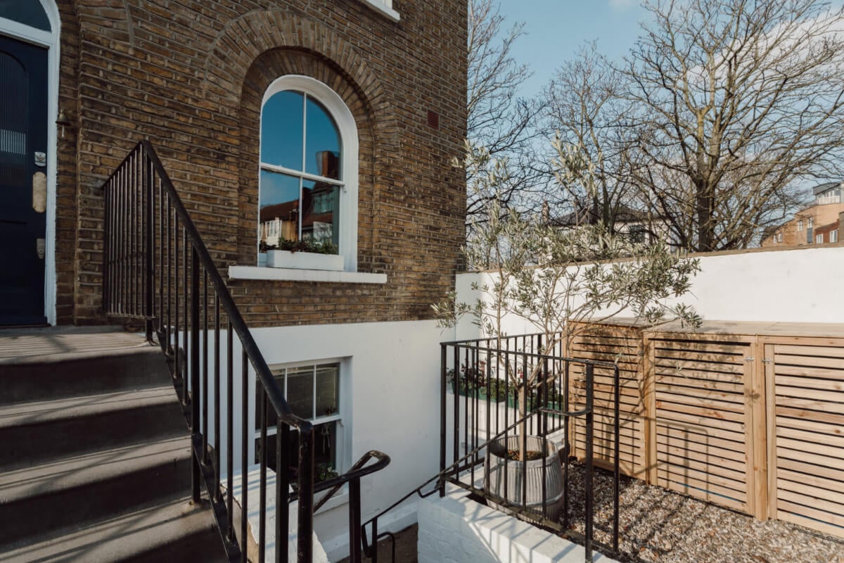 A Bright Victorian House with Plaster Walls and Blue Rooms 27 london architecture