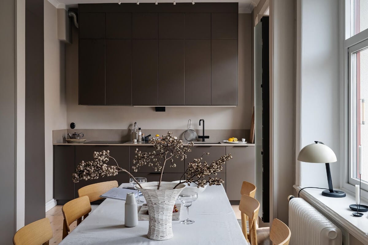 A Gothenburg Apartment with a Small Dark Green Bedroom 12 minimalistic black kitchen A Gothenburg Apartment with a Small Dark Green Bedroom