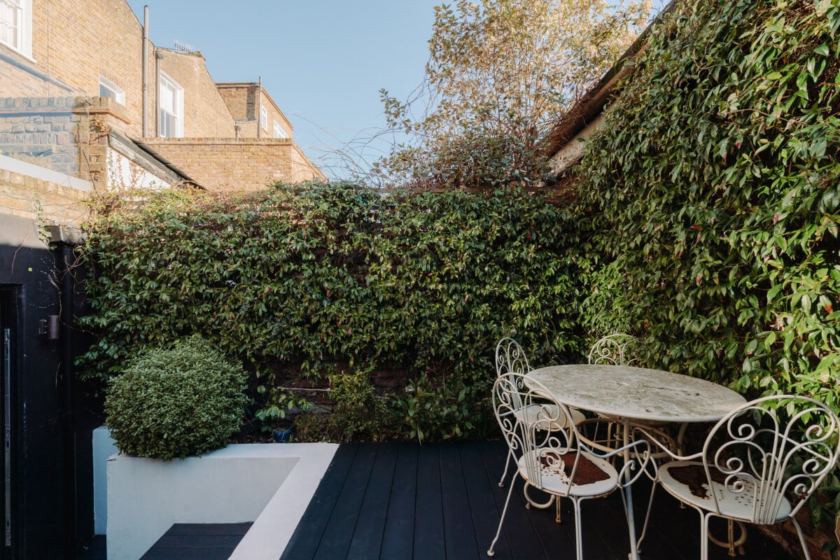 Contemporary Interiors and Preserved Details in an Early Victorian House 12 modern garden greenery