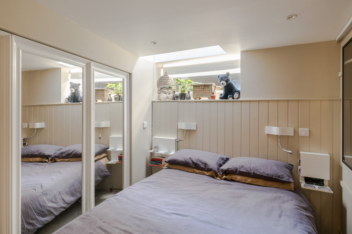 A Narrow Five-Story House with a Roof Garden in London's Clerkenwell 5 narrow bedroom mirrors skylight