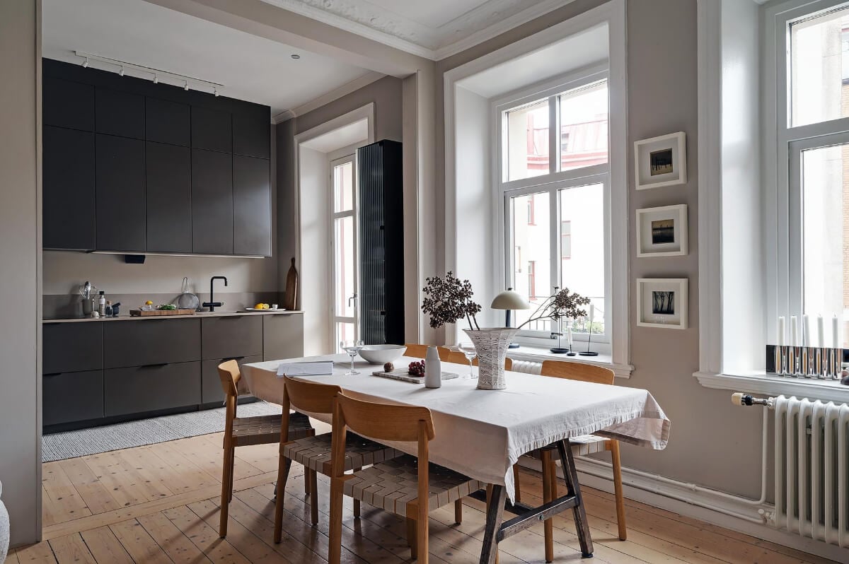 A Gothenburg Apartment with a Small Dark Green Bedroom 11 open plan living space dining table black kitchen