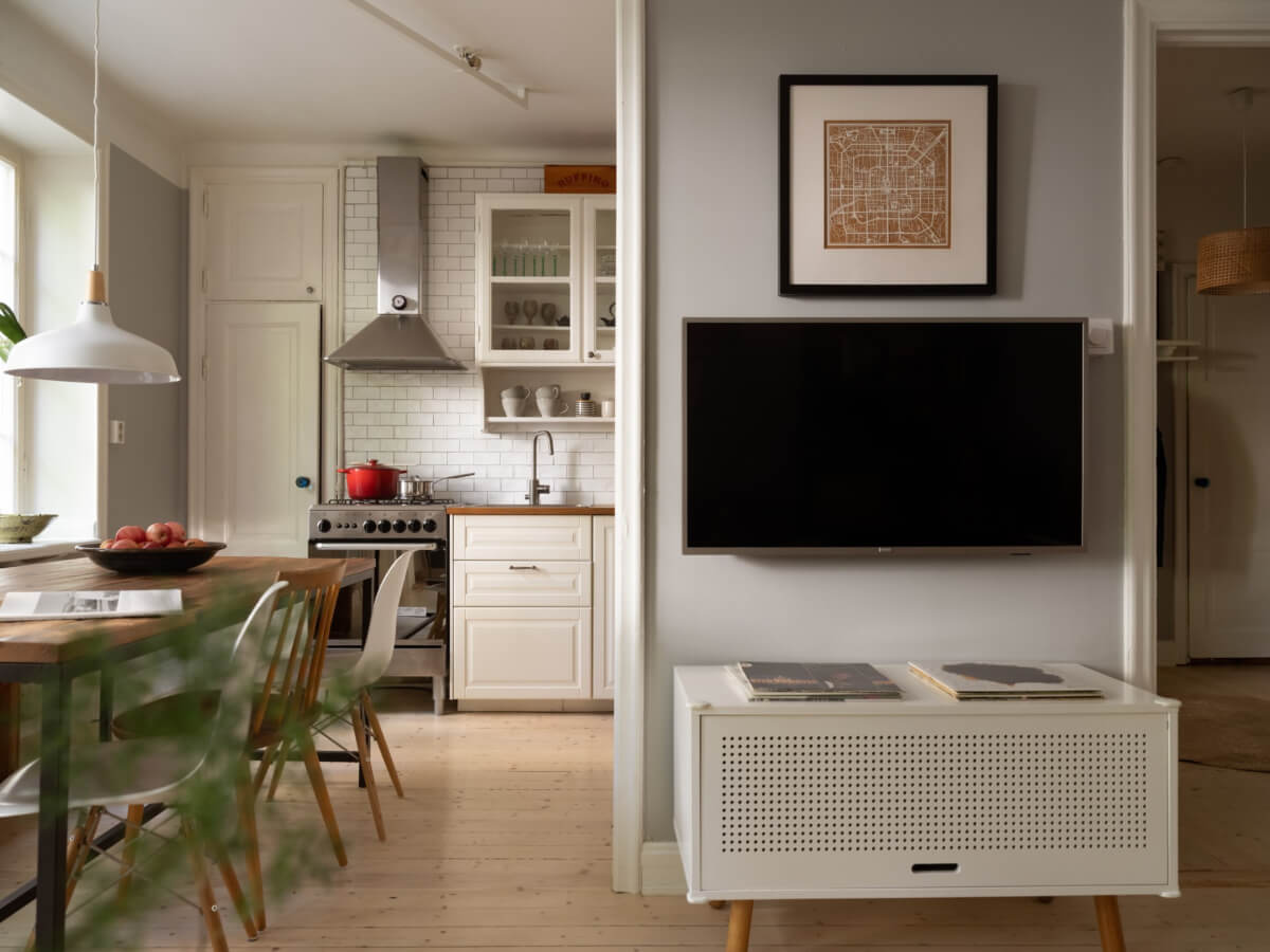 A Charming One-Bedroom Apartment in a 1920s Building 9 open plan living space
