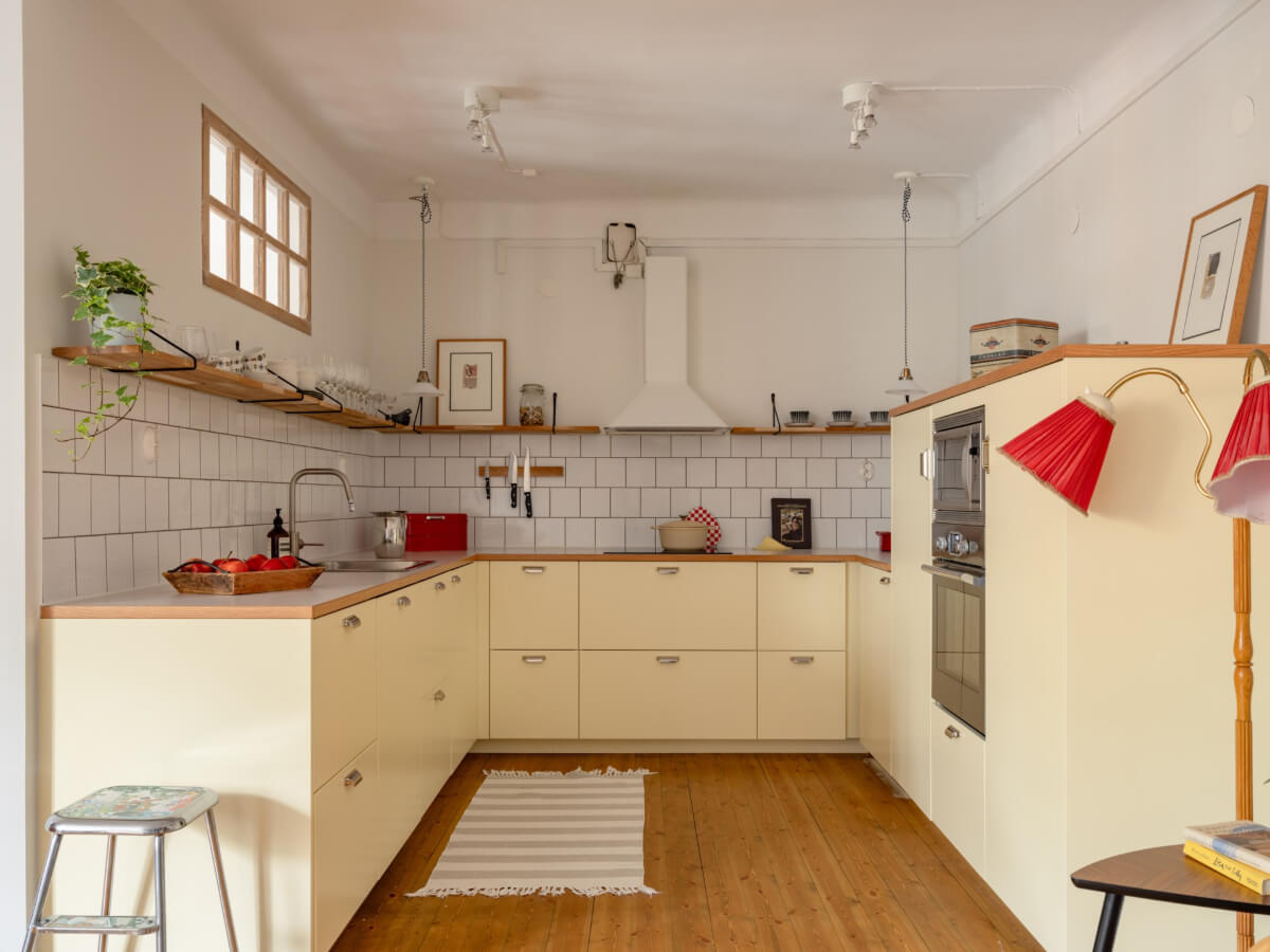 A Light Corner Apartment with a Pale Yellow Kitchen 9 pale yellow kitchen white tiles