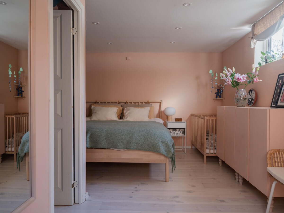 Colorful Decor in a Charming Family Duplex Apartment in Stockholm 21 pink basement bedroom