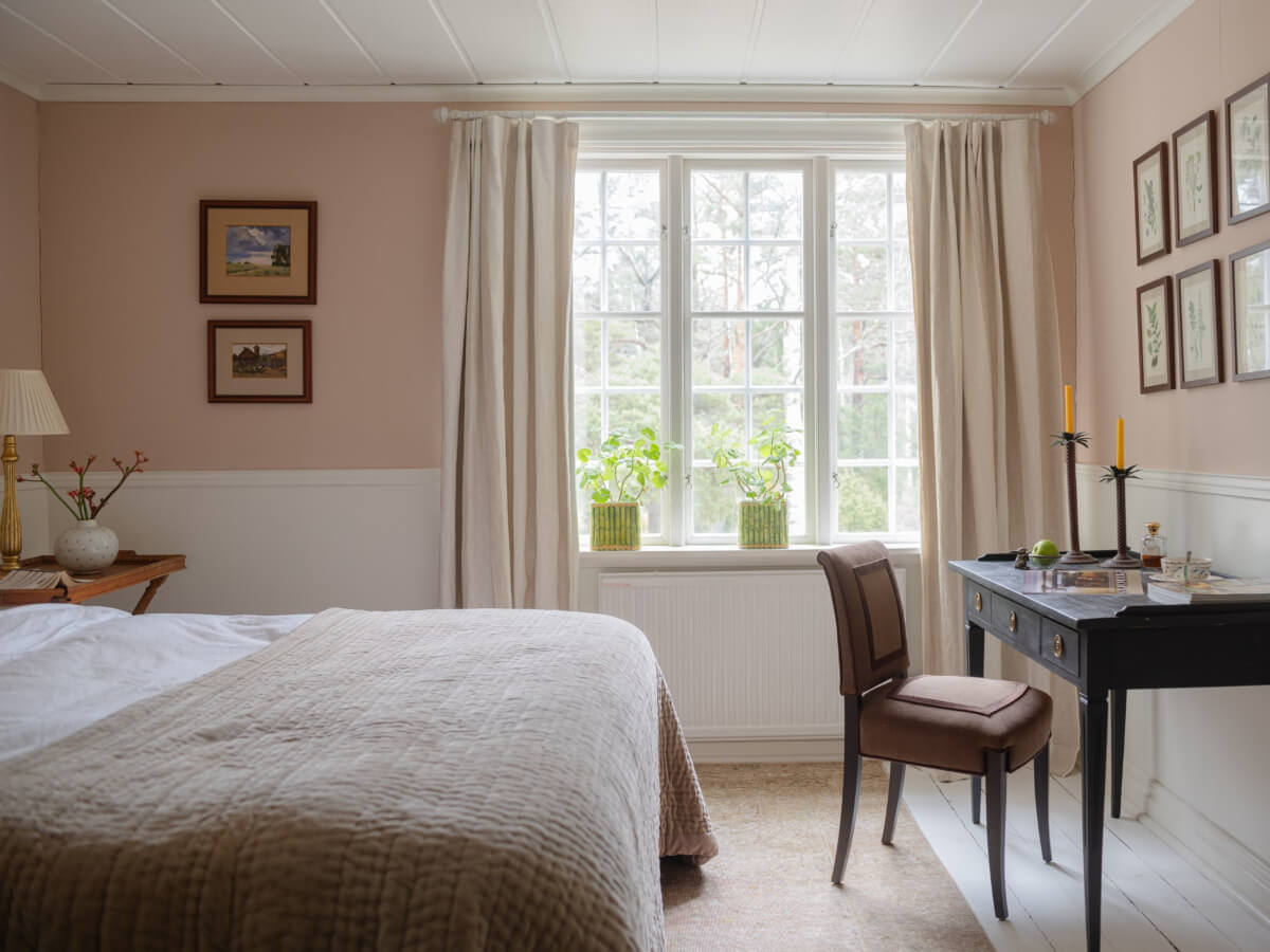 A Romantic Countryside Villa North of Stockholm 18 pink bedroom with desk