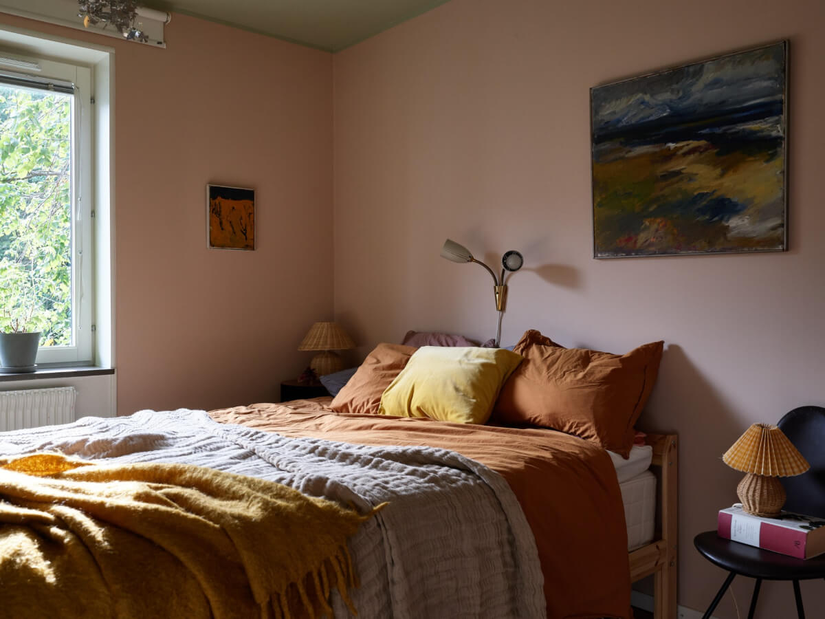A Lovely Color Palette in a Midcentury Apartment in Sweden 19 pink bedroom with green ceiling