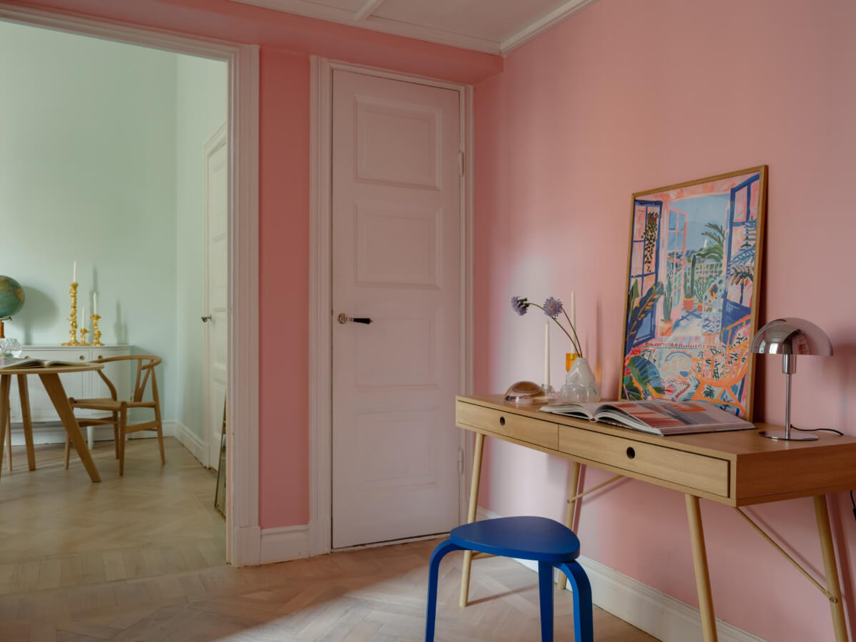 A Small Pink and Blue Apartment with High Ceilings in Stockholm 14 pink inner hall with desk