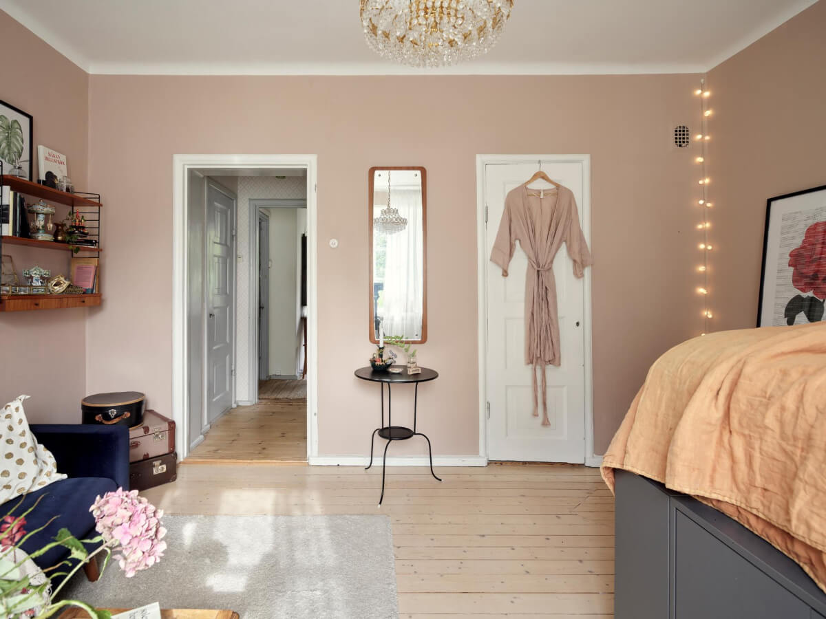 A Pink Ground Floor Studio Apartment with a Large Kitchen 5 pink studio apartment wooden floor