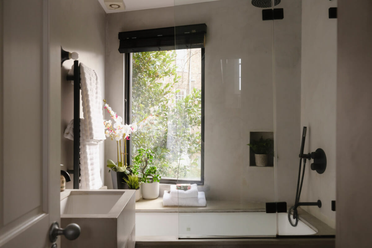 Five-Meter Glazed Garden Doors in an Expanded London Home 23 polished plaster bathroom black fittings
