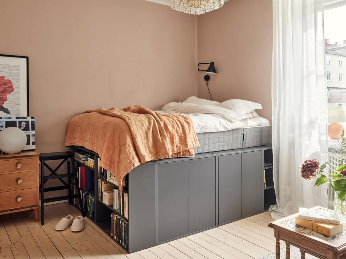 A Pink Ground Floor Studio Apartment with a Large Kitchen 3 raised bed with storage