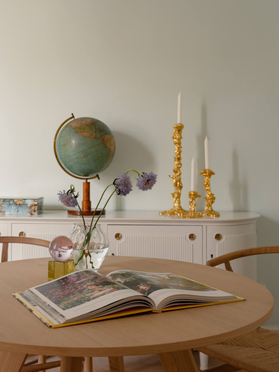 A Small Pink and Blue Apartment with High Ceilings in Stockholm 13 round table detail