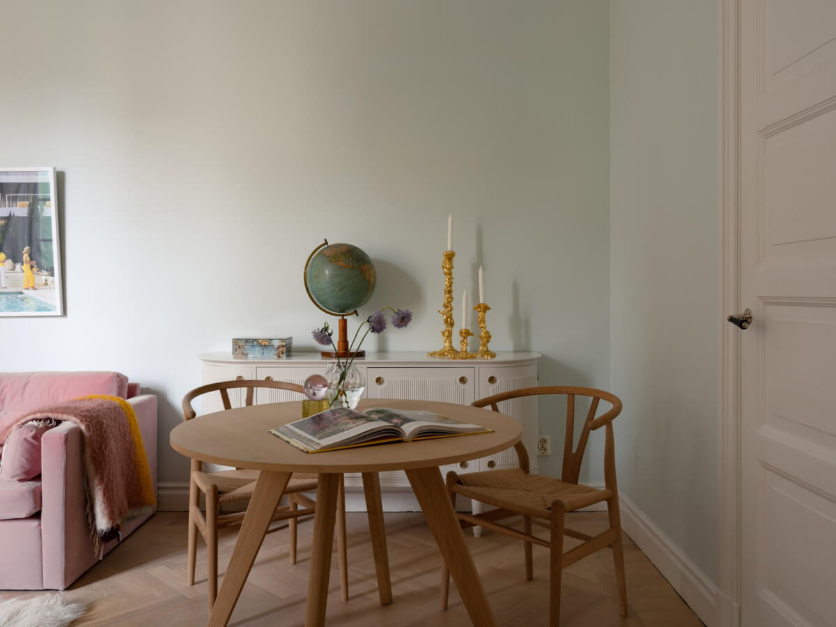 A Small Pink and Blue Apartment with High Ceilings in Stockholm 12 round wooden table