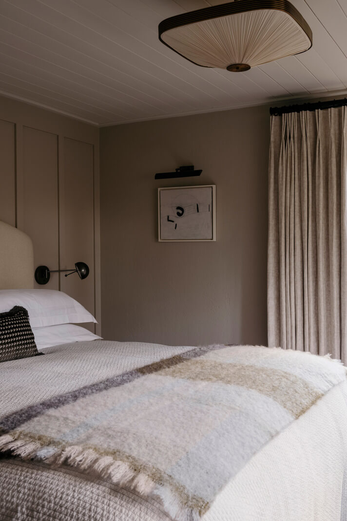 A Cozy and Contemporary Take on a Traditional Log House 12 serene bedroom