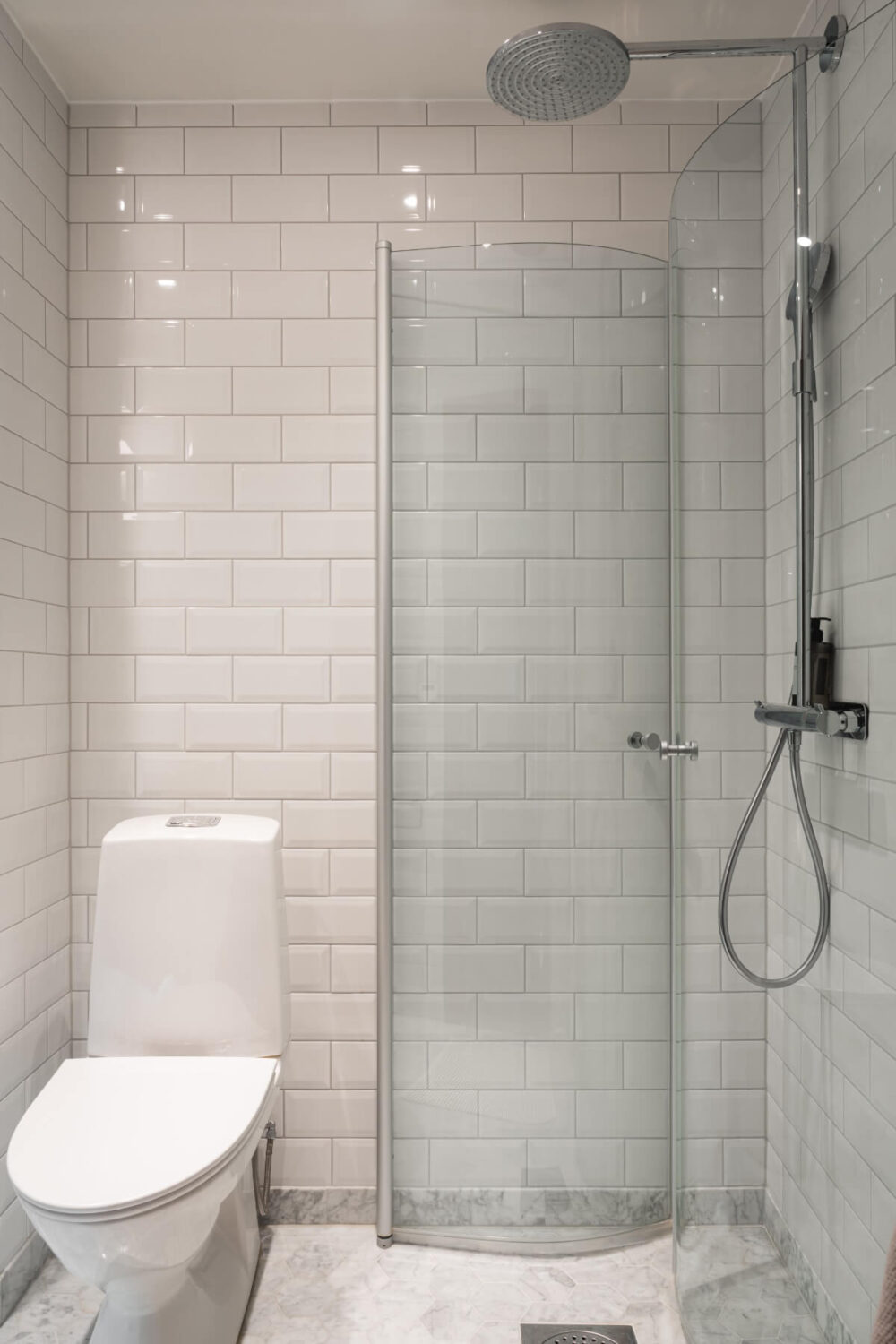 A Light Penthouse Apartment with Built-In Bookshelves 23 simple white bathroom