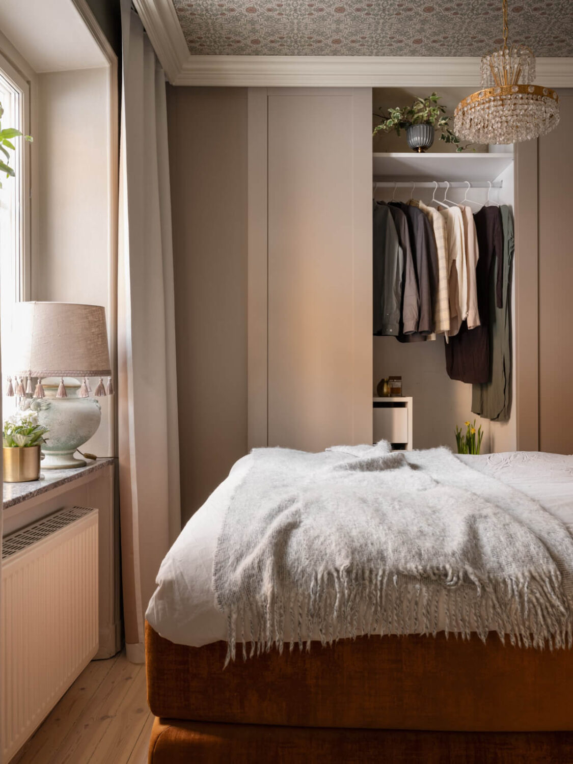 27 Statement Ceiling Ideas That Will Spruce Up Any Room 30 small bedroom built-in wardrobes wallpapered ceiling