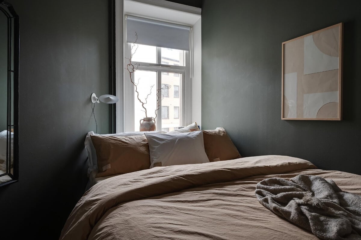 A Gothenburg Apartment with a Small Dark Green Bedroom 22 small black bedroom