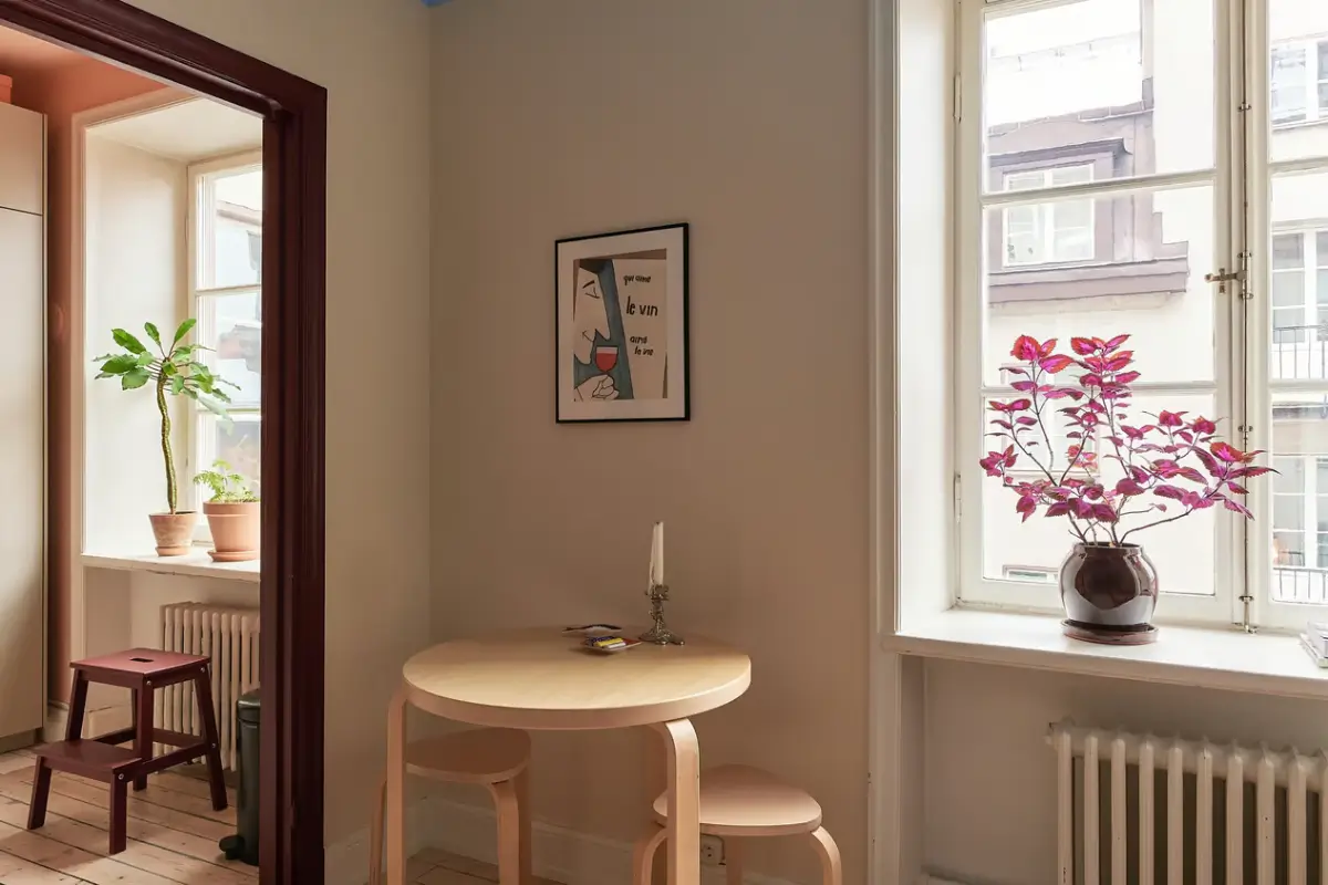 A Colorful Studio Apartment in Stockholm 6 small round table studio