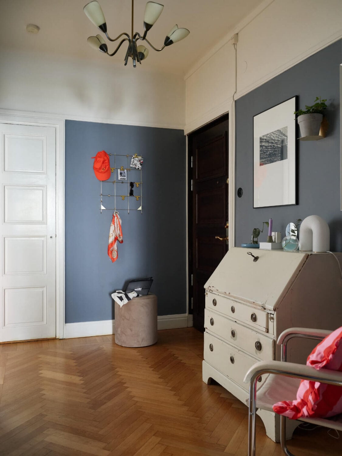 A Charming Small Apartment with a Fresh White Kitchen 18 spacious hall parquet floor dark gray-blue walls