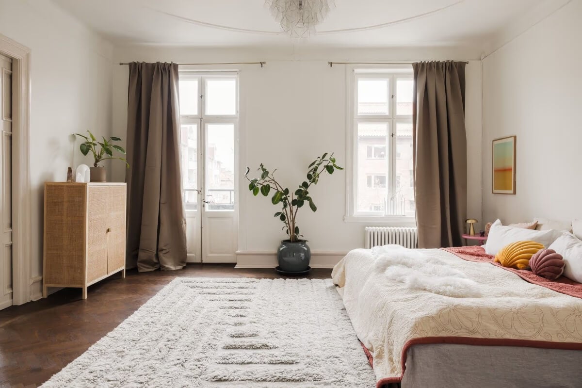 Grand Rooms and Period Features in a Malmö Apartment 18 spacious light bedroom