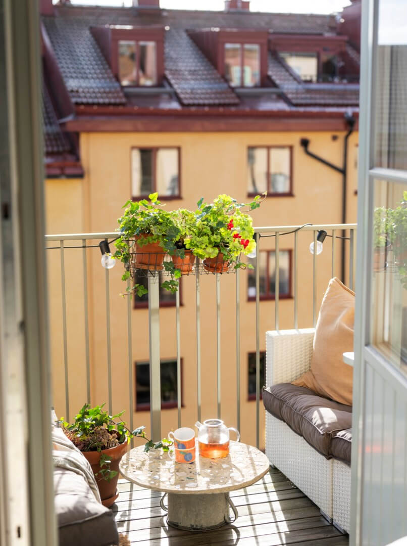 A Light Swedish Apartment with a Green Living Room 22 sunny balcony