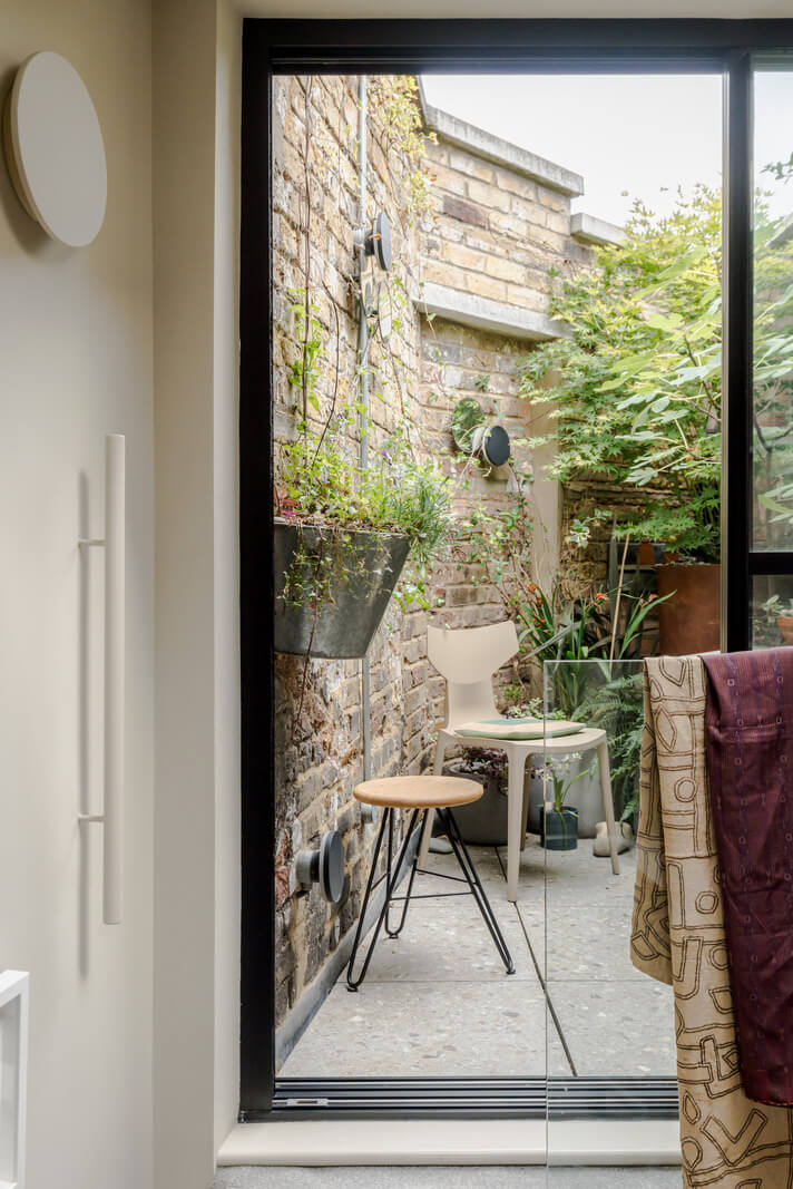 A Narrow Five-Story House with a Roof Garden in London's Clerkenwell 19 terrace