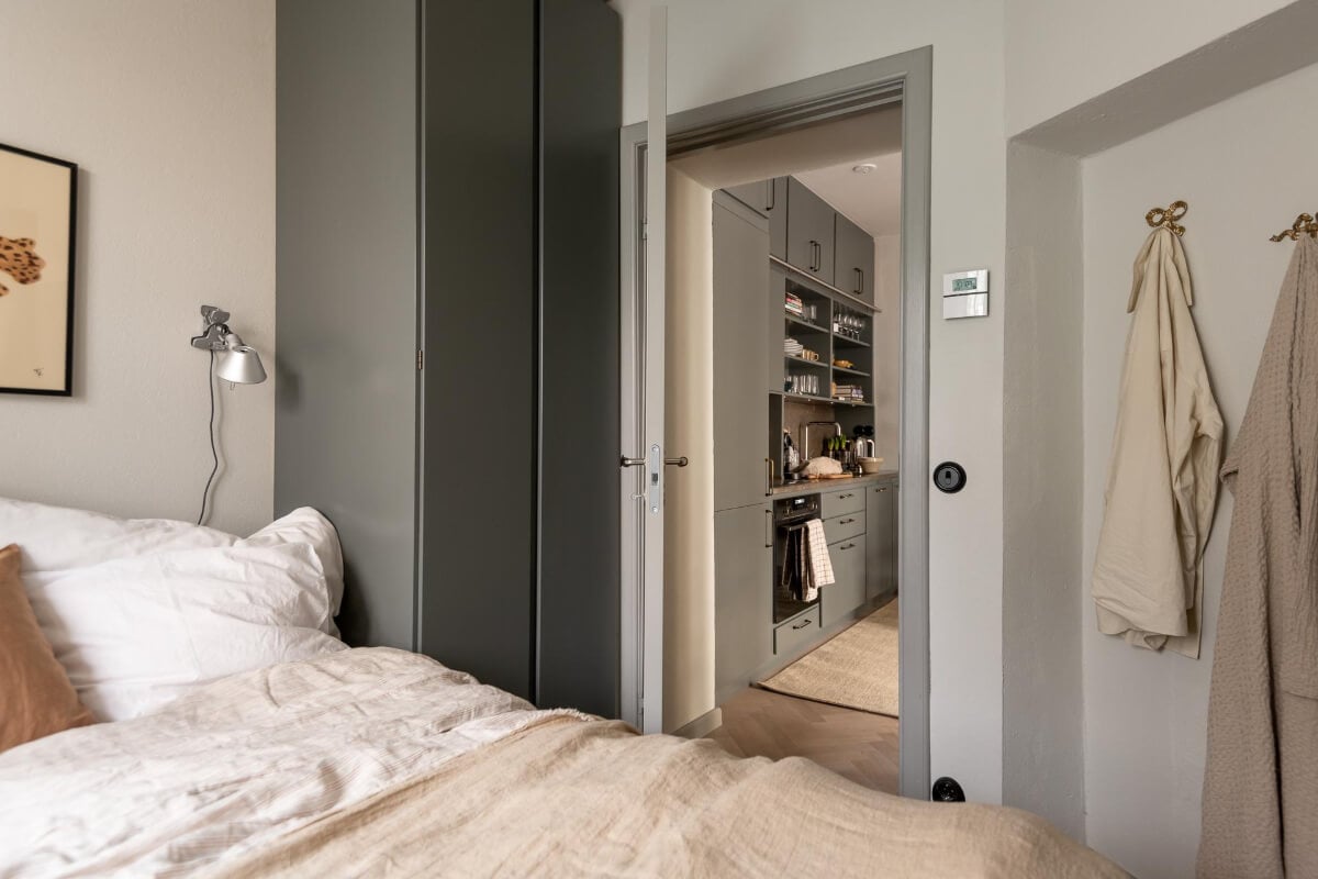 A Small Ground Floor Apartment Decorated in Gray Tones 13 tiny bedroom floor to ceiling wardrobes