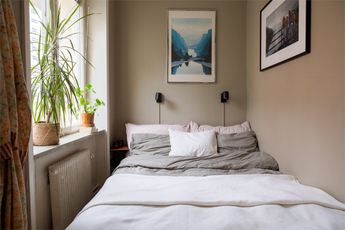A Small Open-Plan Apartment with Midcentury Furniture 13 tiny beige bedroom