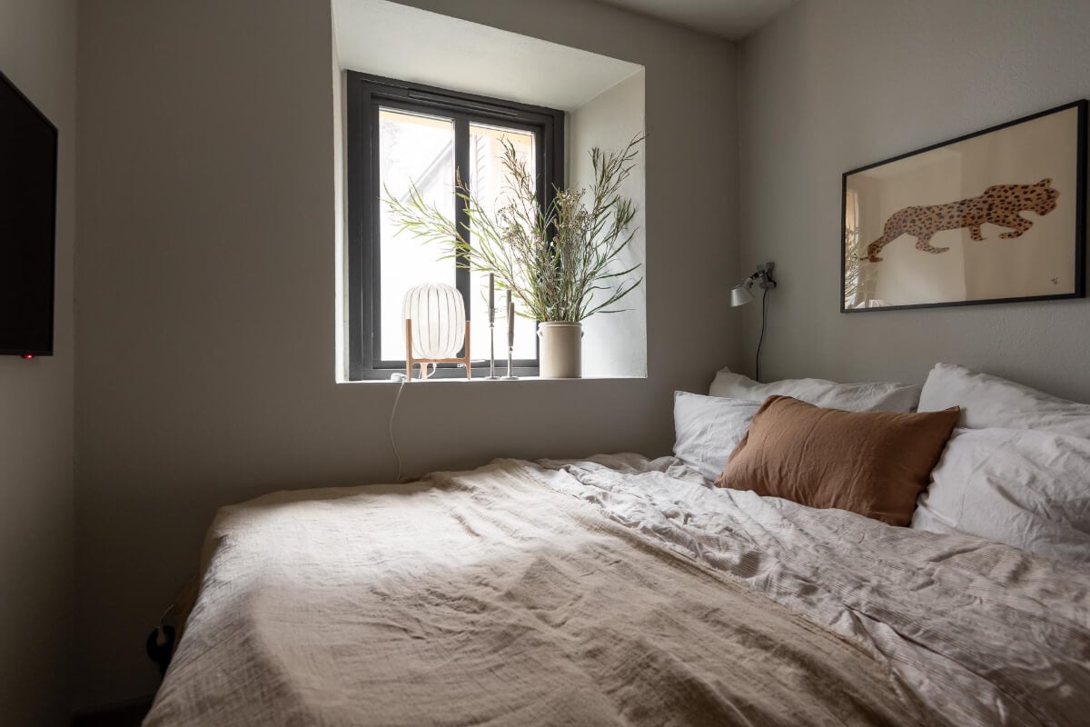 A Small Ground Floor Apartment Decorated in Gray Tones 12 tiny gray bedroom