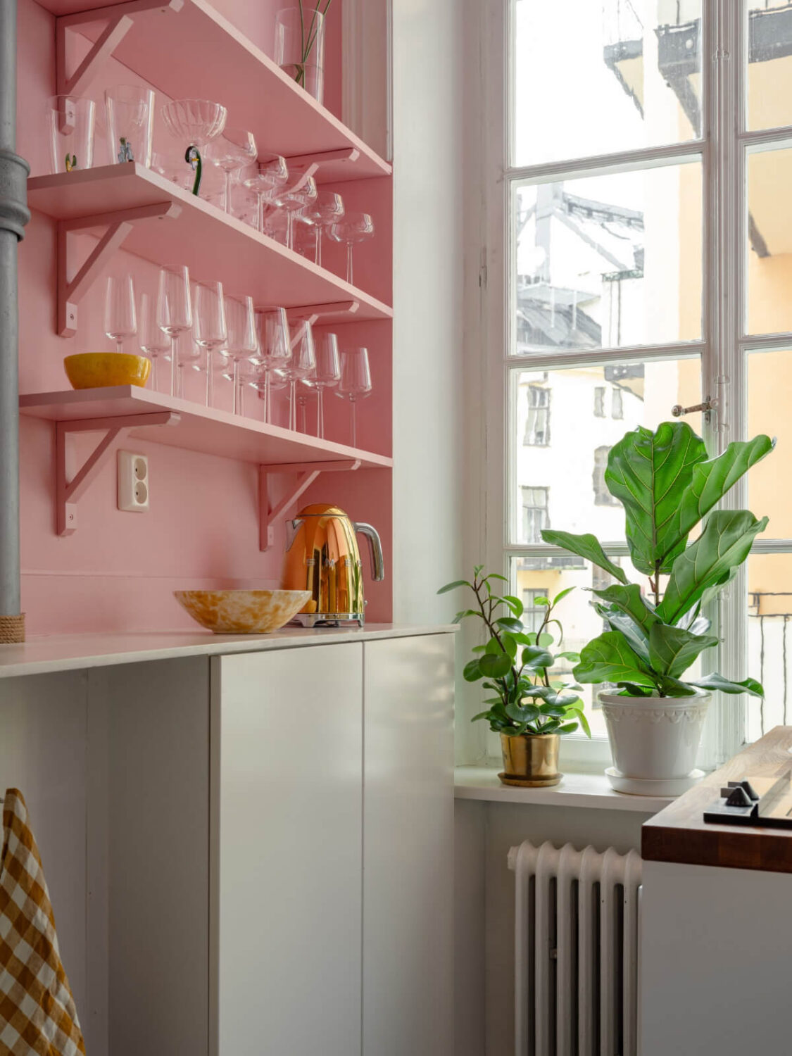 Small Space, Big Style: How to Design a Teeny-Tiny Kitchen That Works 20 tiny kitchen pink shelves