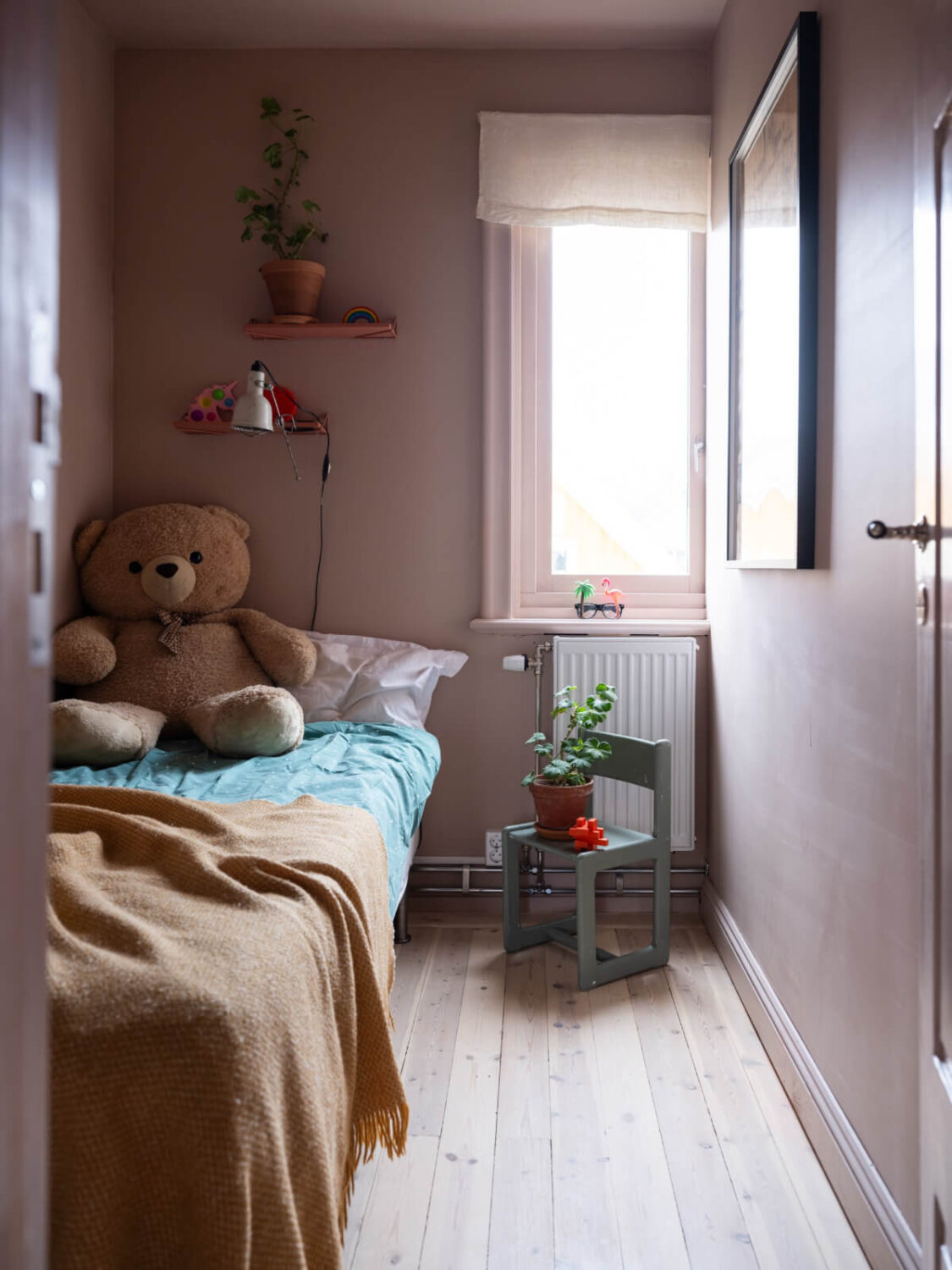 A 1920s Villa Pairs Modern Design and Period Features 29 tiny pink kids bedroom