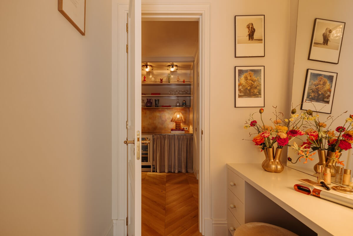 A Luxurious Apartment in Amsterdam with a Lovely Master Suite 11 vanity table