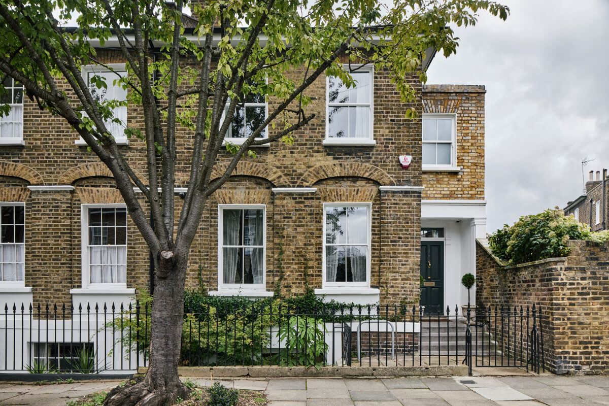 A Renovated Early Victorian Townhouse Decorated in Green Tones 28 victorian townhouse