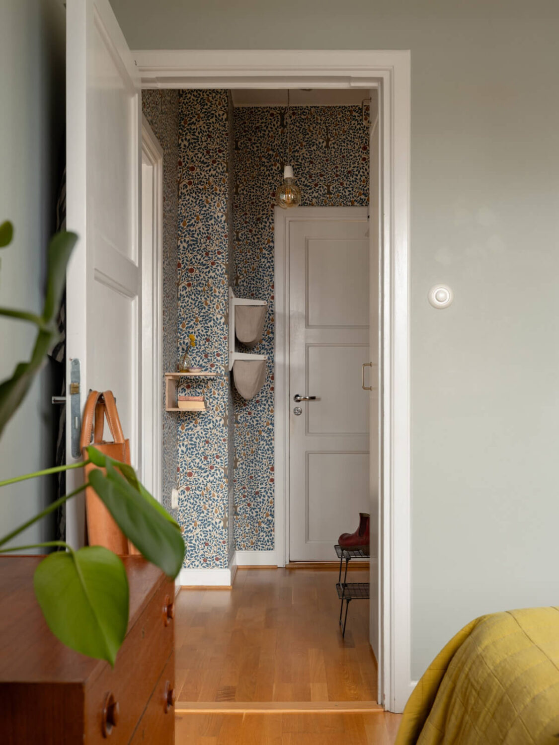 Colorful Wallpapers in a Well-Planned 1940s Apartment 19 view into hall