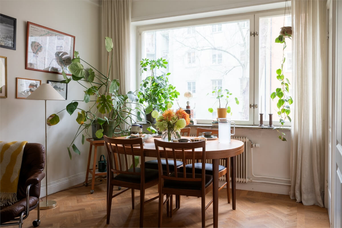 A Small Open-Plan Apartment with Midcentury Furniture 5 vintage dining table
