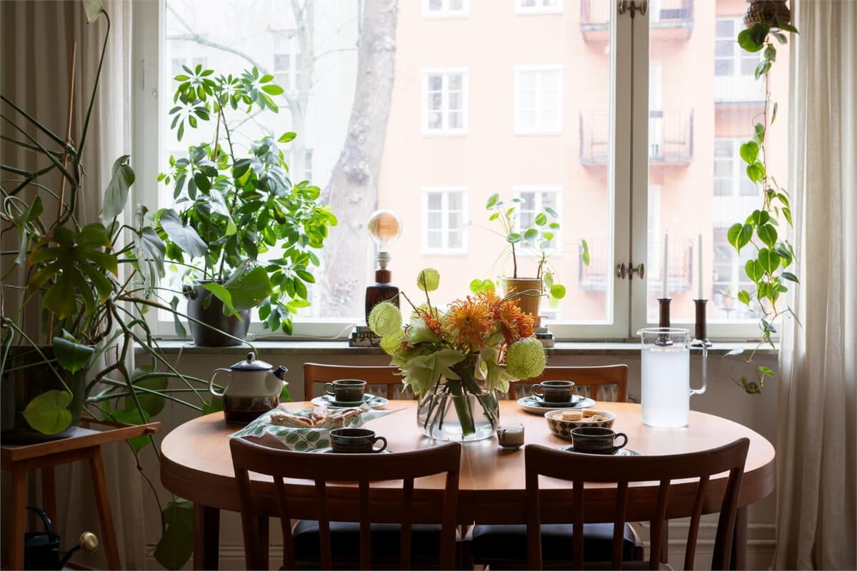 A Small Open-Plan Apartment with Midcentury Furniture 6 vintage table and plants