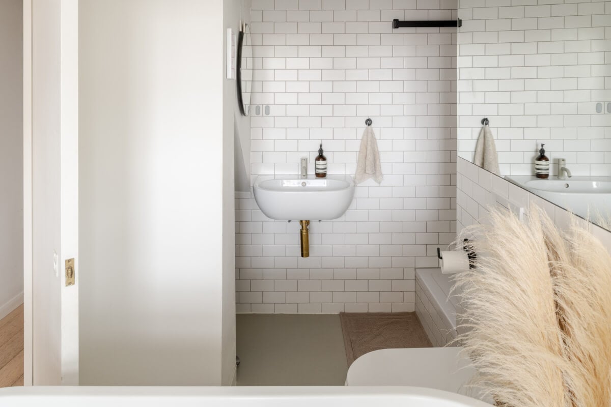 A Plant-Filled Loft Apartment in a Former Clothing Factory 13 white bathroom