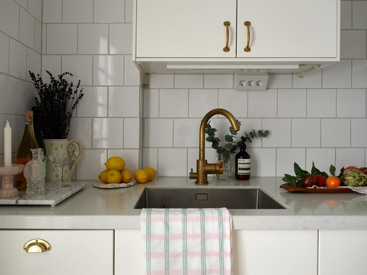 A Charming Small Apartment with a Fresh White Kitchen 13 white kitchen brass fittings