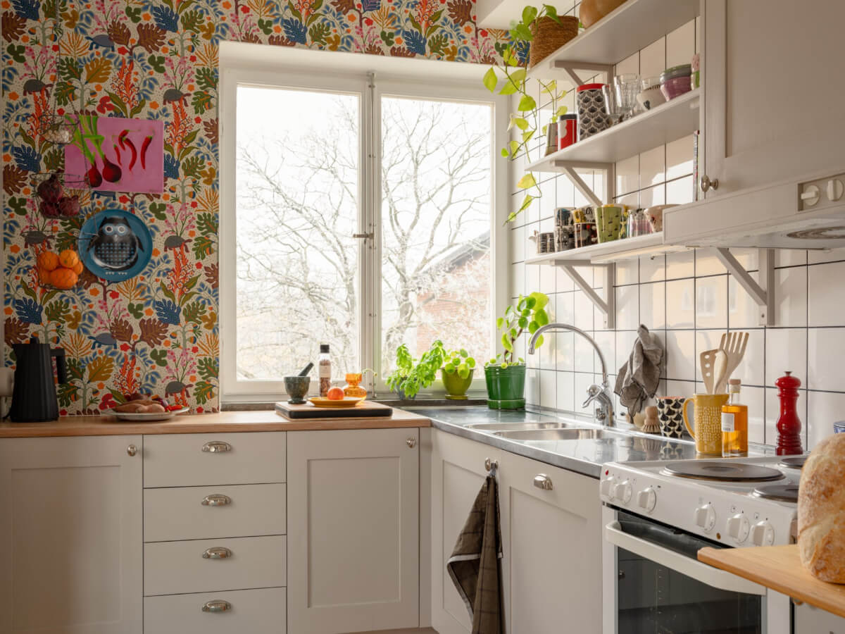 Colorful Wallpapers in a Well-Planned 1940s Apartment 12 white kitchen colorful wallpaper