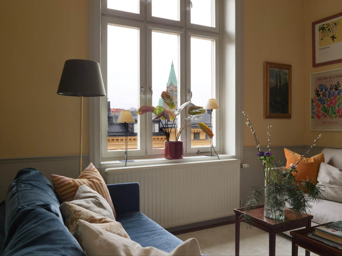 Lovely Color Combinations in a Charming One-Bedroom Apartment 4 yellow living room detail