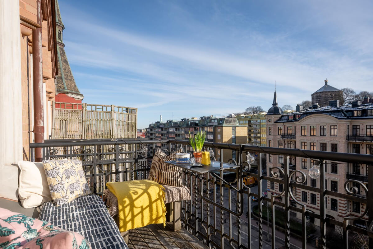 A Light and Spacious Apartment with a Cozy Social Kitchen 12 balcony