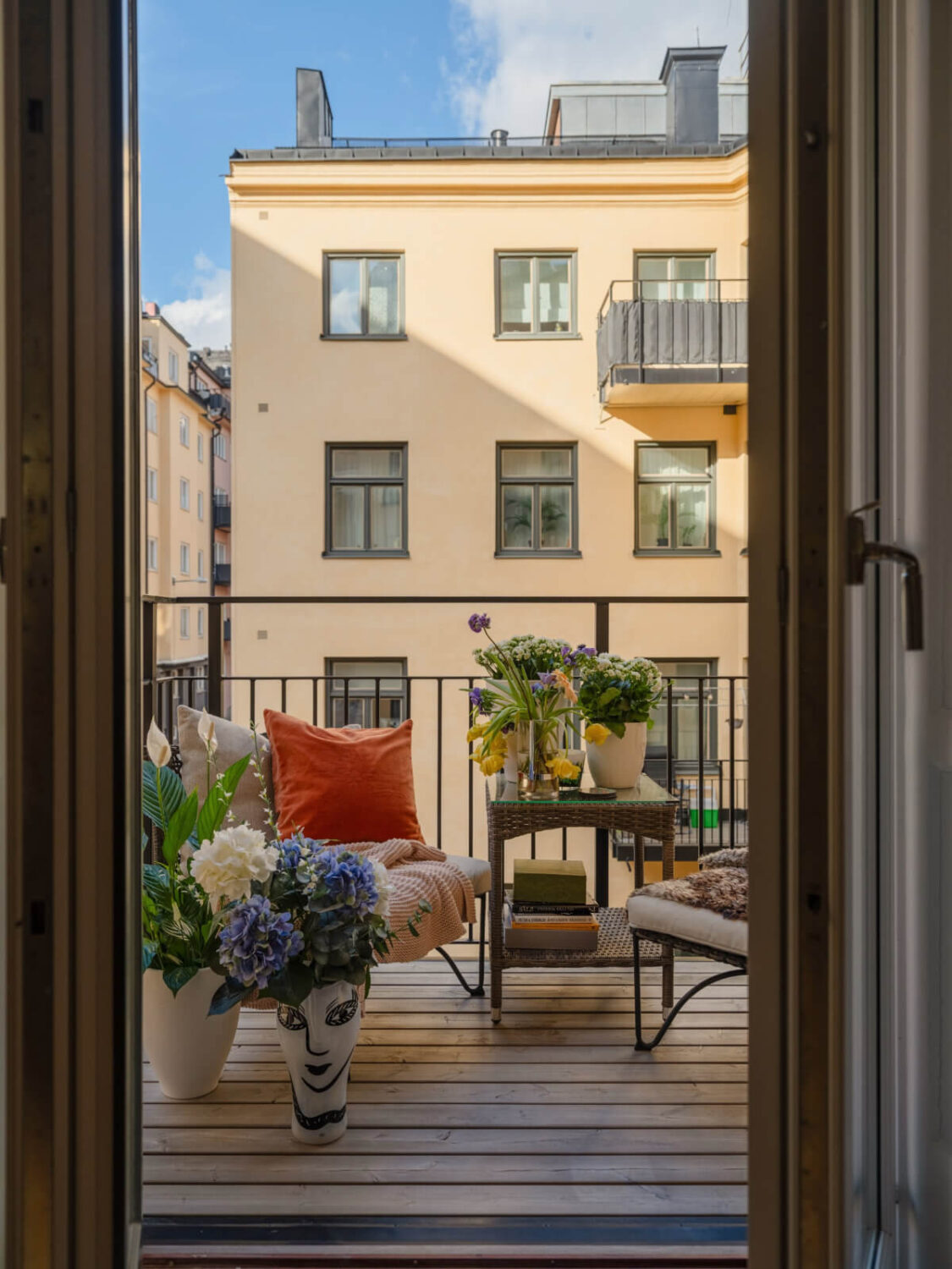 A Small Apartment with Contemporary Furniture in a 19th-Century Building 7 balcony