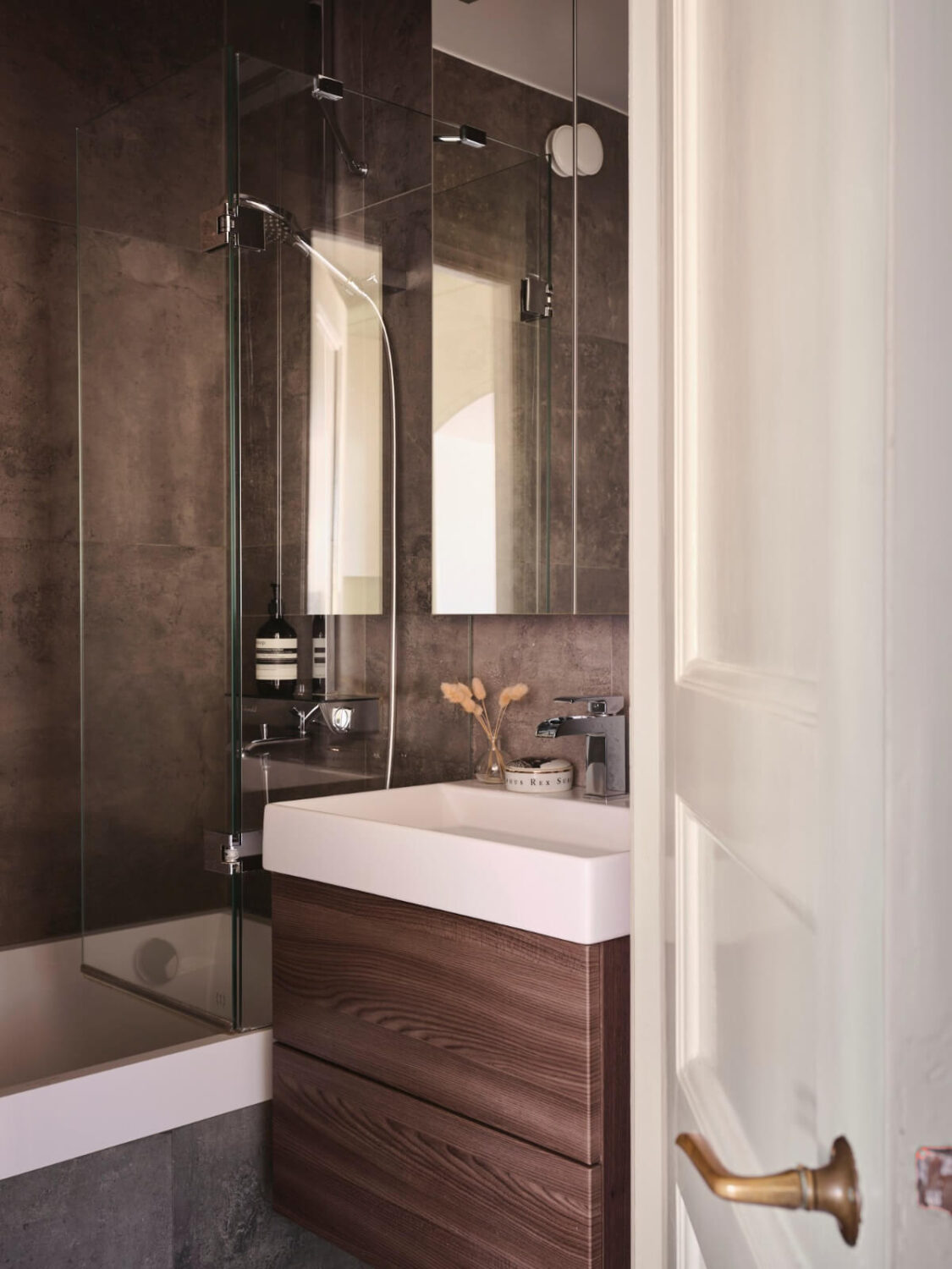 A Light-Filled 1920s Apartment with Two Spacious Balconies 28 bathroom