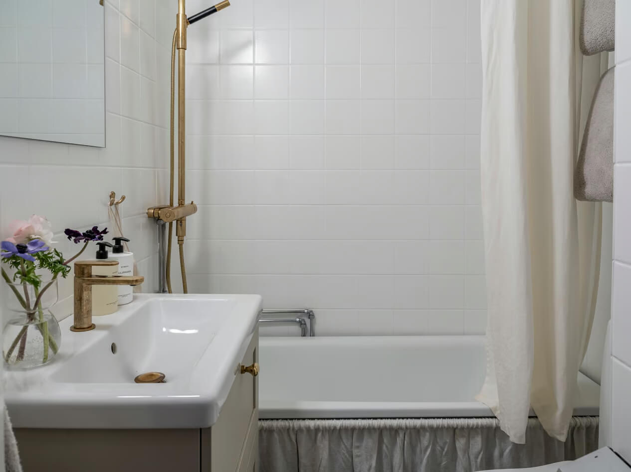 A Charming Small Apartment with a Cozy Bedroom Niche 15 bathroom brass fittings