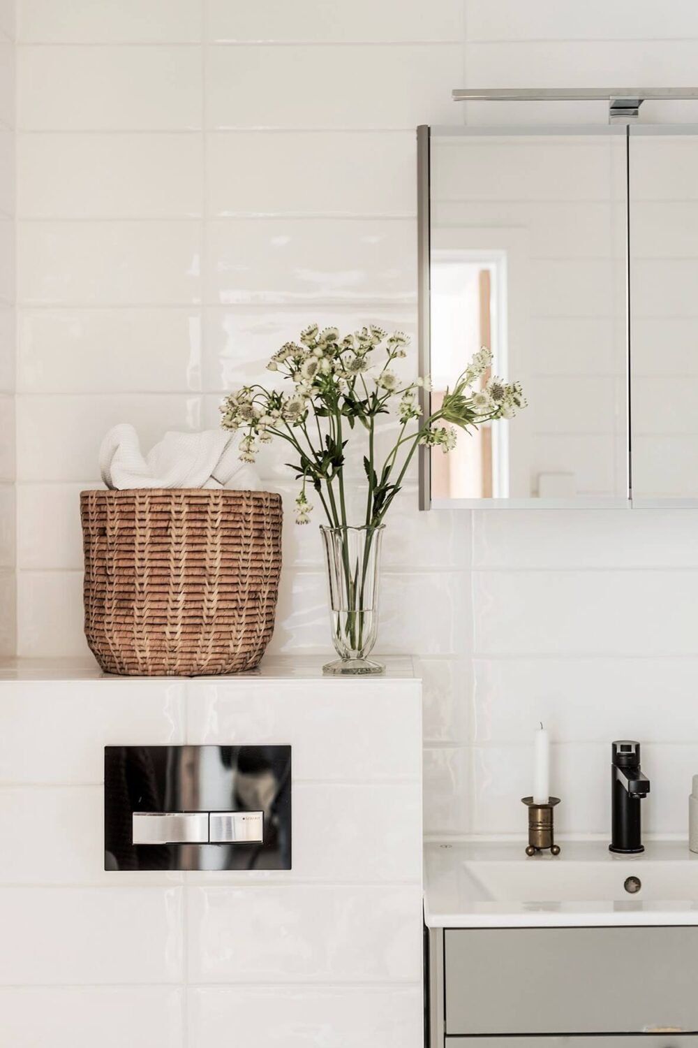 A Two-Bedroom Apartment with the Original Midcentury Kitchen 21 bathroom detail
