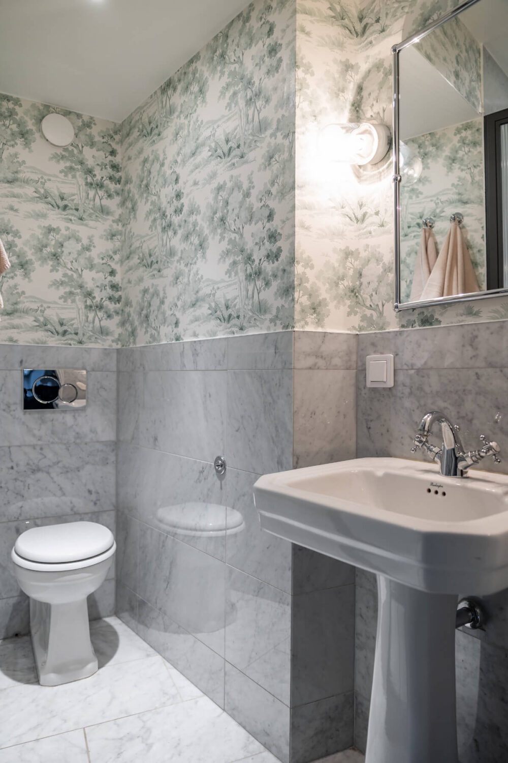 A Red Kitchen in a Grand Swedish Corner Apartment 22 bathroom marble tiles and wallpaper