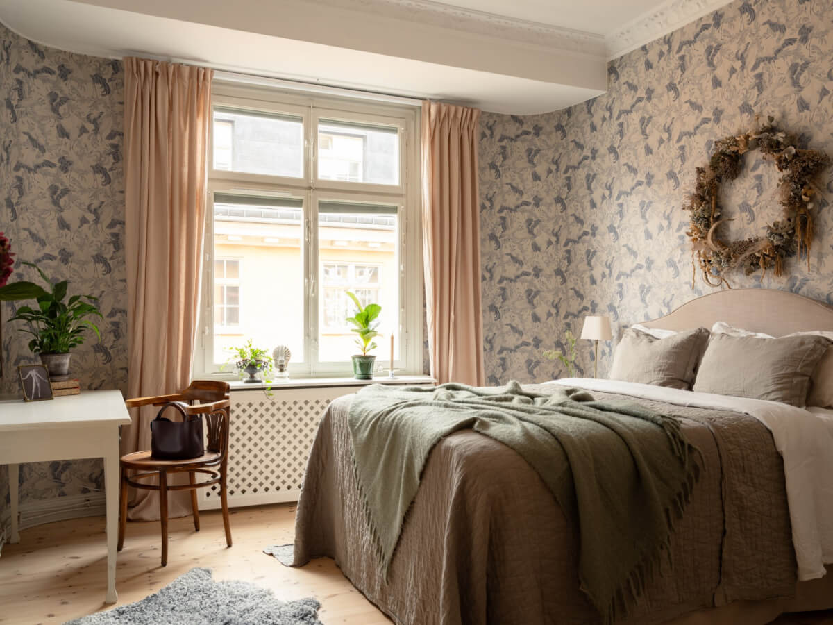 Soft Color Tones in a Renovated Turn-of-the-Century Apartment 19 bedroom blue wallpaper