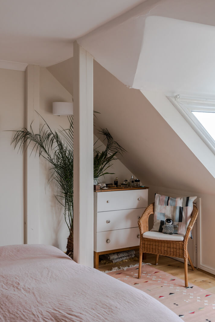A Light-Filled London Attic Apartment with Cozy Nooks 21 bedroom detail