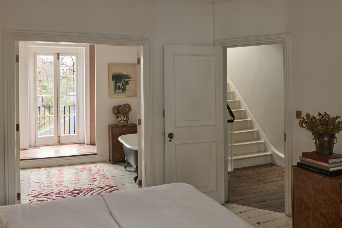 An Early Victorian House with a Unique Barrel-Vaulted Artist's Studio 13 bedroom en-suite