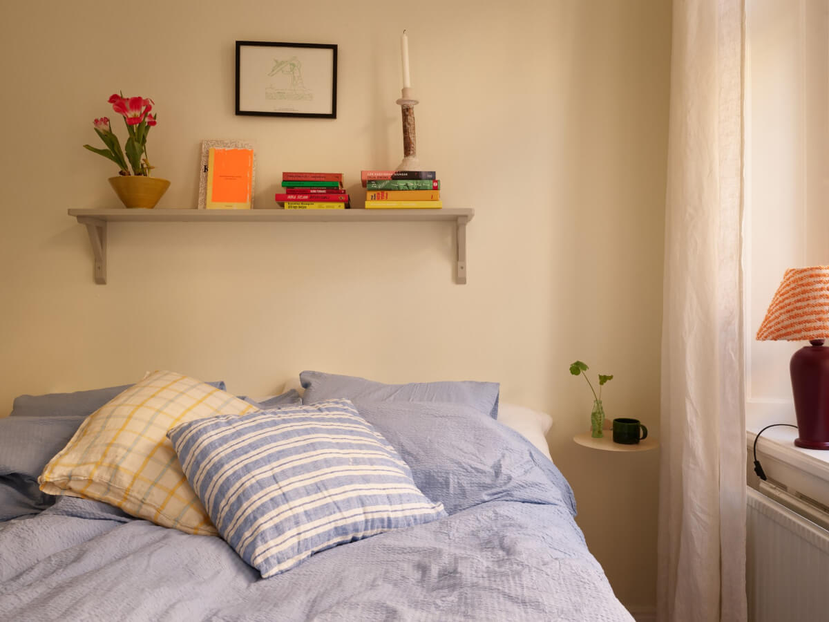 Revisiting a Bright Scandi Apartment with a Gray Kitchen 18 bedroom shelf