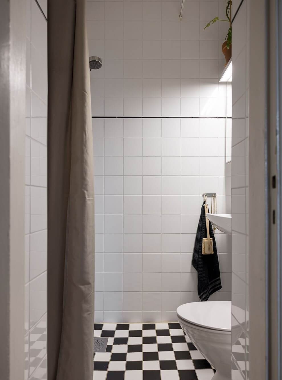 A Cozy Studio Apartment in a 1930s Building 14 black and white bathroom